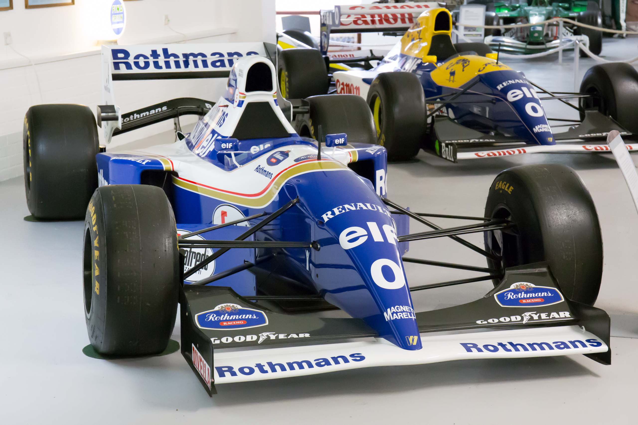 힐의 FW16 (1994)과 FW15C (1993); 그는 F1 월드 챔피언십 역사상