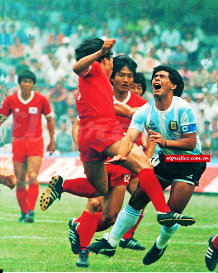1986년 FIFA 월드컵 아르헨티나전에서 디에고 마라도나를 마크하는 허정무