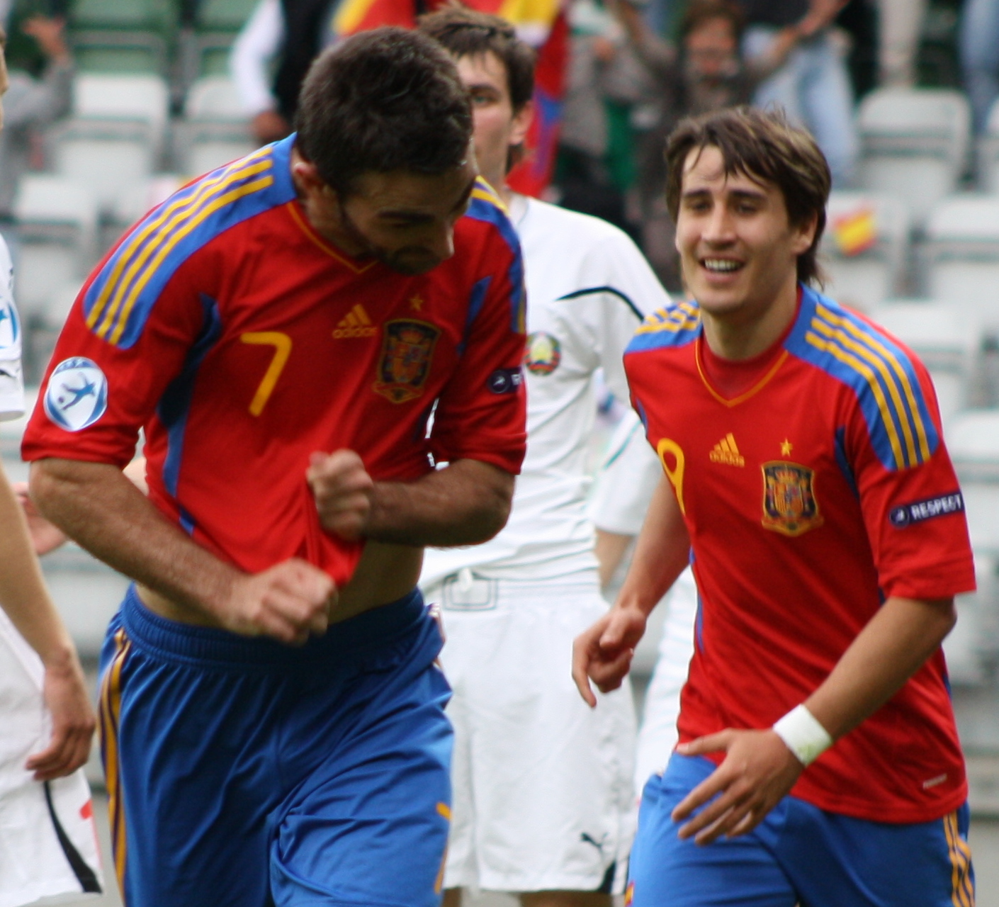 2011년 UEFA U-21 유럽 축구 선수권 대회 준결승전에서 벨라루스를 상대로 득점 후 아드리안 로페스 (등번호 7번)와 함께 있는 보얀 (등번호 9번)