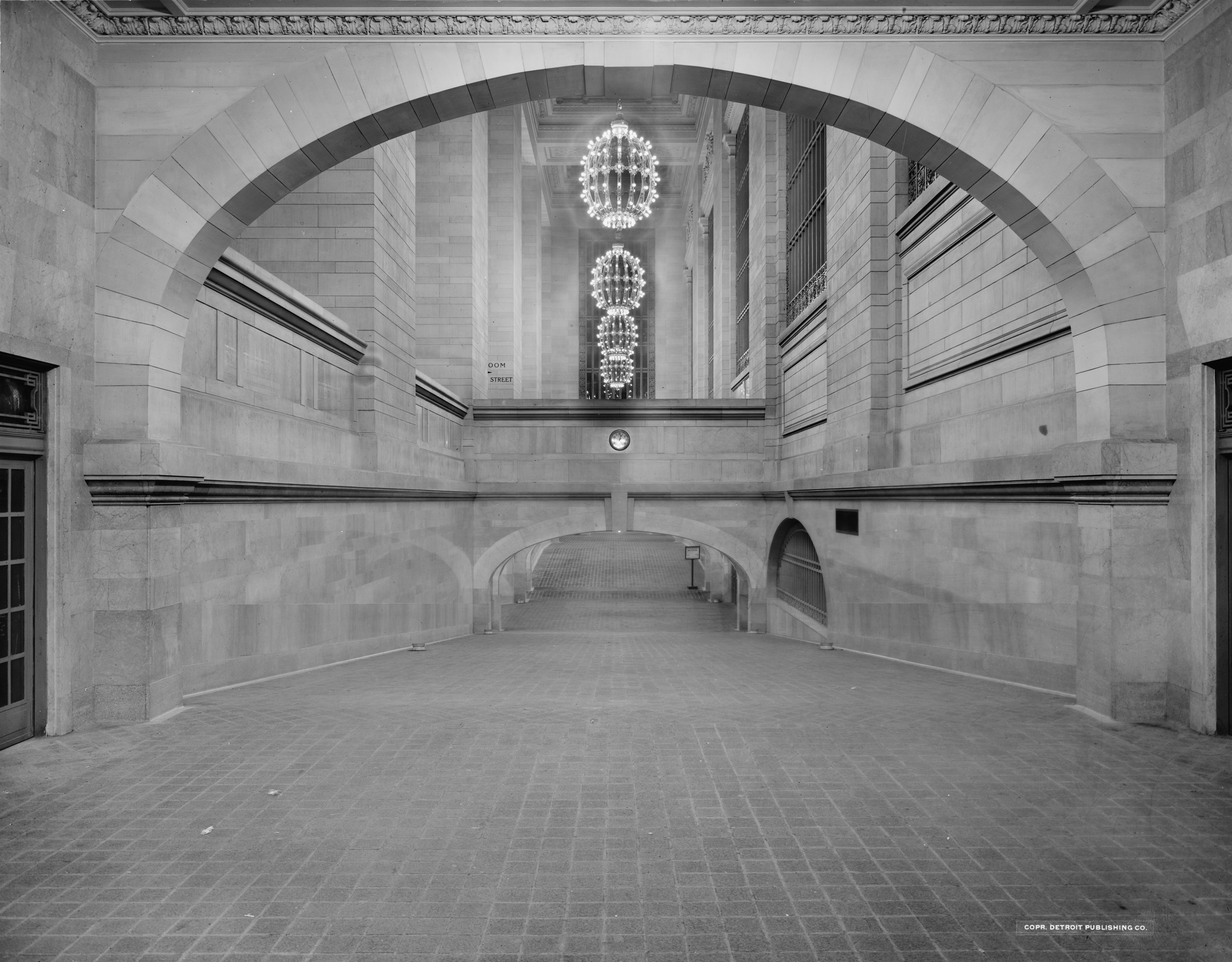 터미널의 넓은 경사로, 약 1913년 빈 상태로 보임