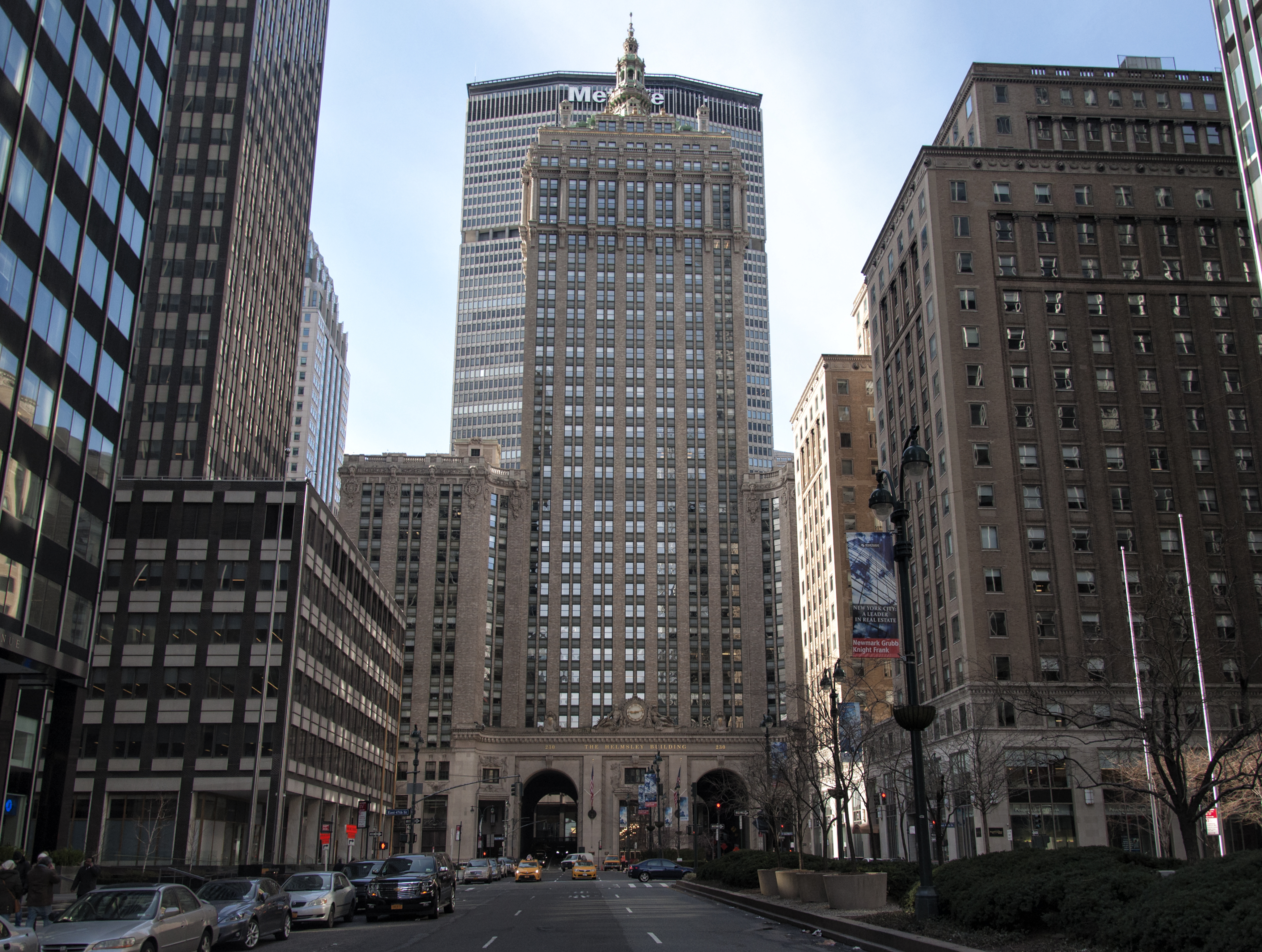 보다 현대적인 메트라이프 빌딩 앞에 있는 보자르 양식의 마천루