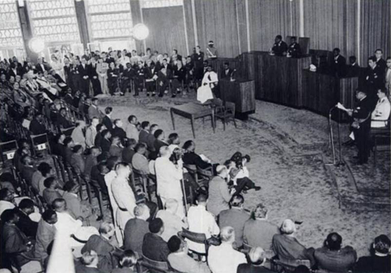 1960년 6월 30일 콩고 독립 기념식에서 루뭄바가 독립 연설을 하고 있다.