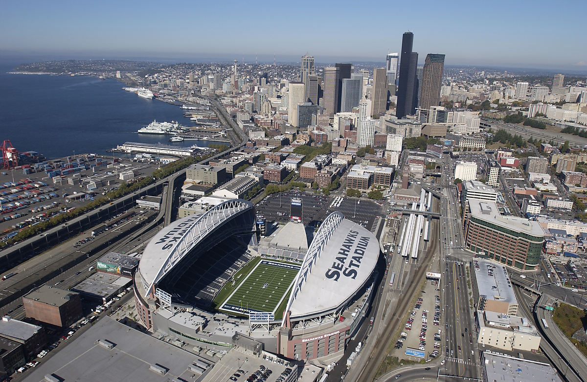맑은 날 하늘에서 본 경기장. 흰색 부분 지붕에는 SEAHAWKS STADIUM이라고 적혀 있다. 경기장은 도로와 건물로 둘러싸여 있다.