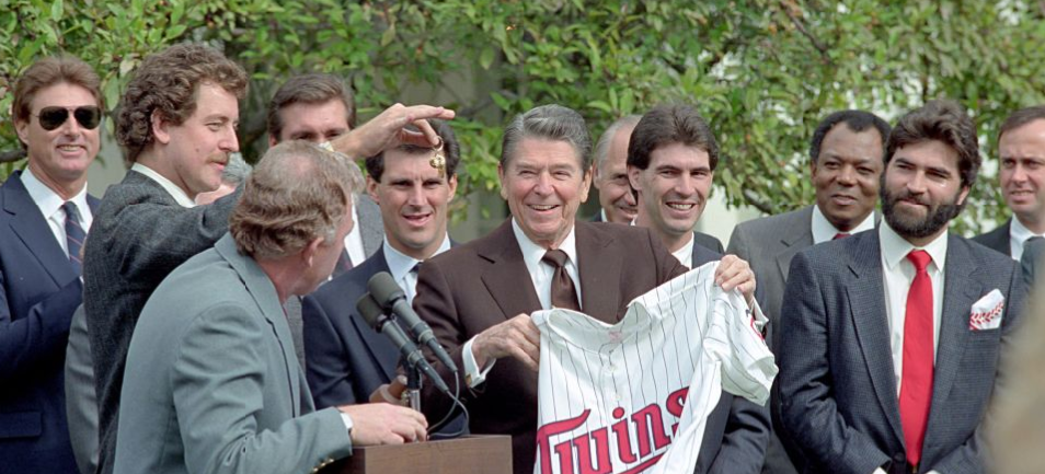 Carlton (cực trái) cùng đội Twins và Tổng thống Ronald Reagan tại Nhà Trắng