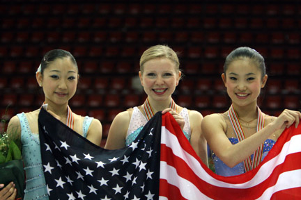 2008年世界ジュニア選手権女子表彰台で米国旗を掲げるメダリストたち