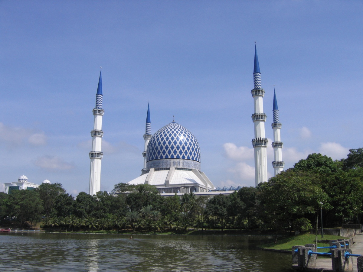 The Sultan Salahuddin Abdul Aziz Mosque in Shah Alam, named after him.