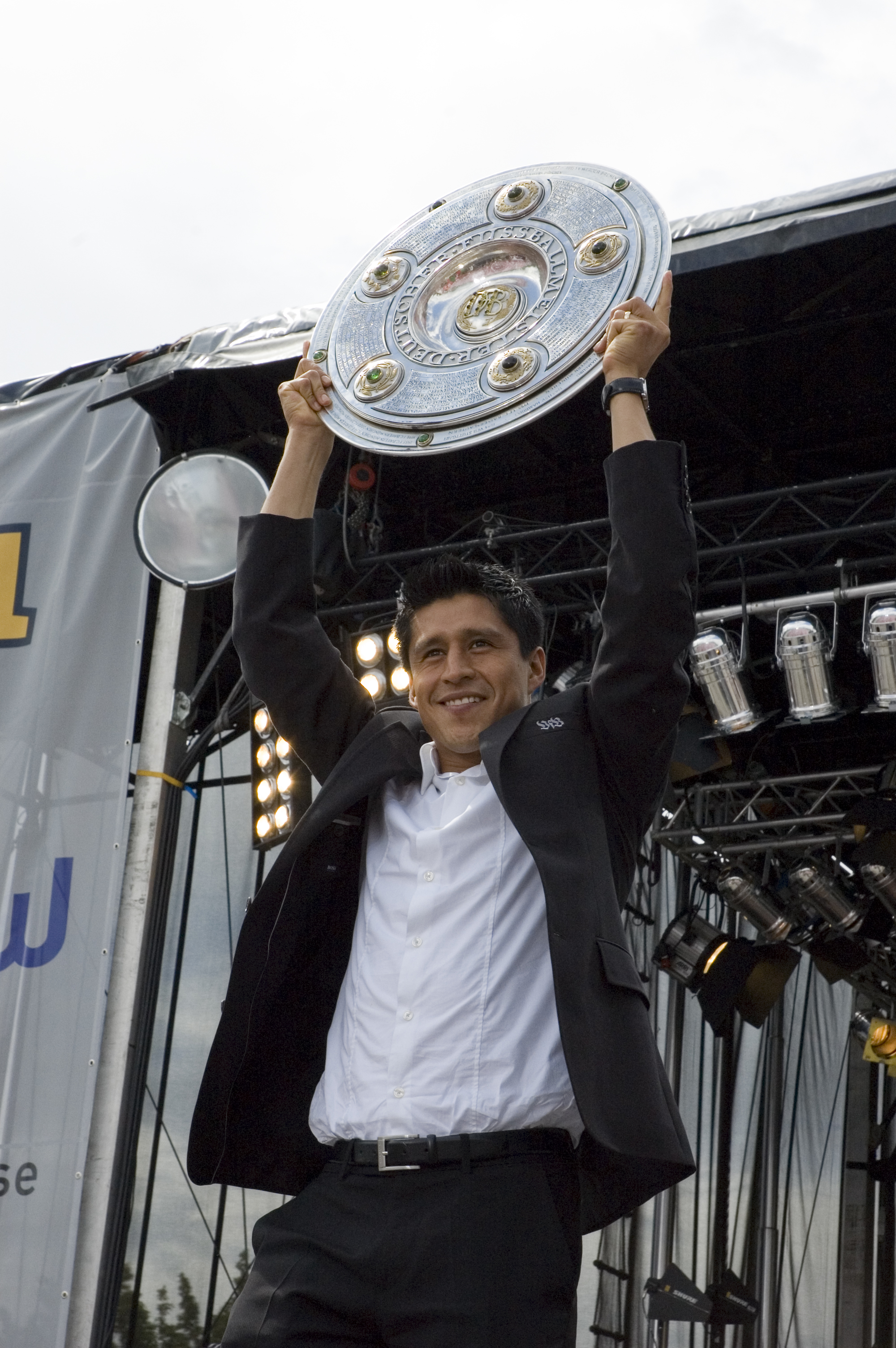 2007년, VfB 슈투트가르트의 우승 퍼레이드에서 마이스터샬레를 들고 있는 리카르도 오소리오.