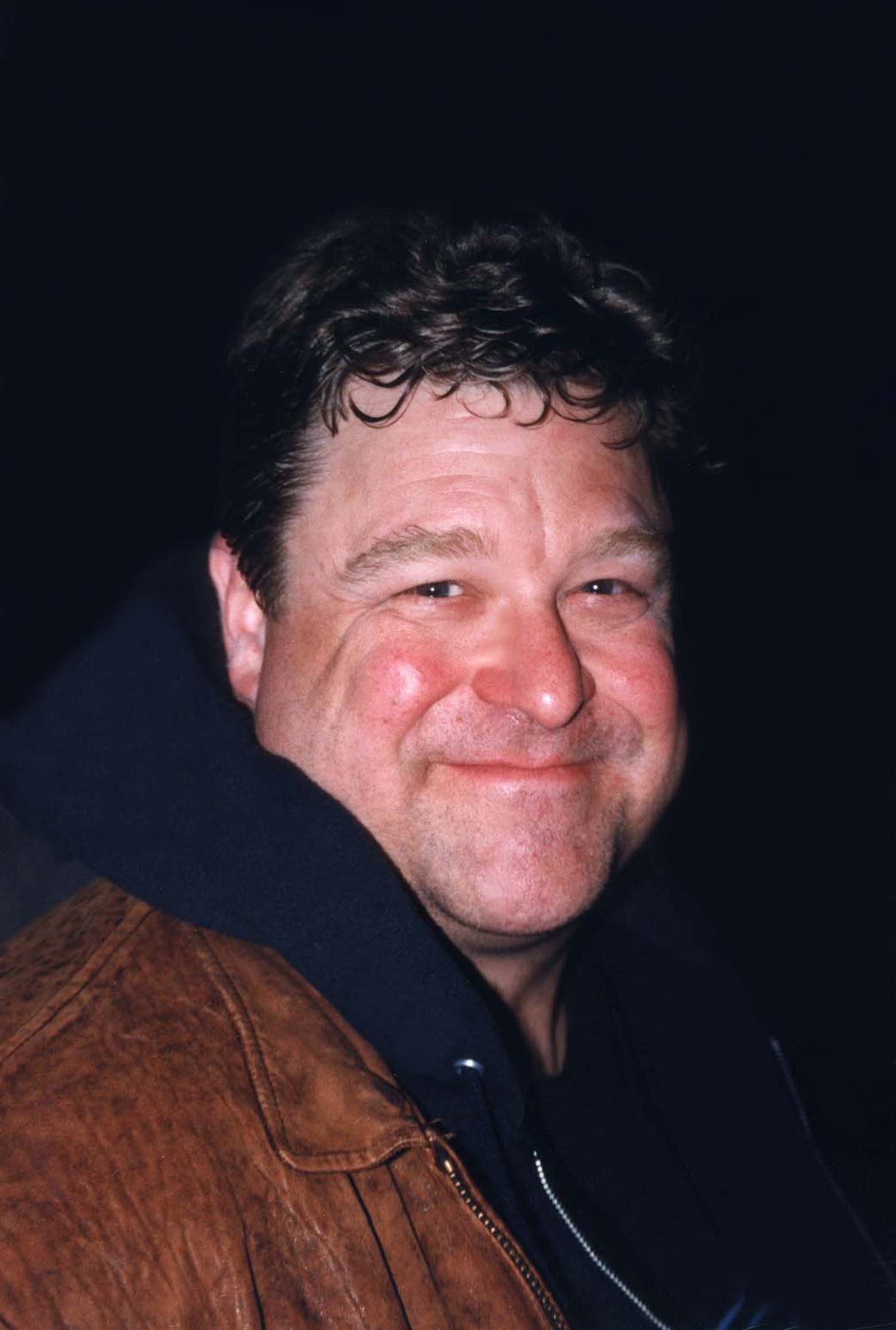 굿맨이 미소짓는 모습