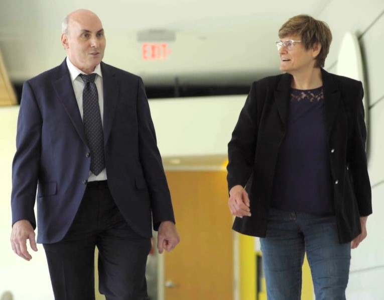 커리코(오른쪽)와 드루 와이스먼 (2022년)