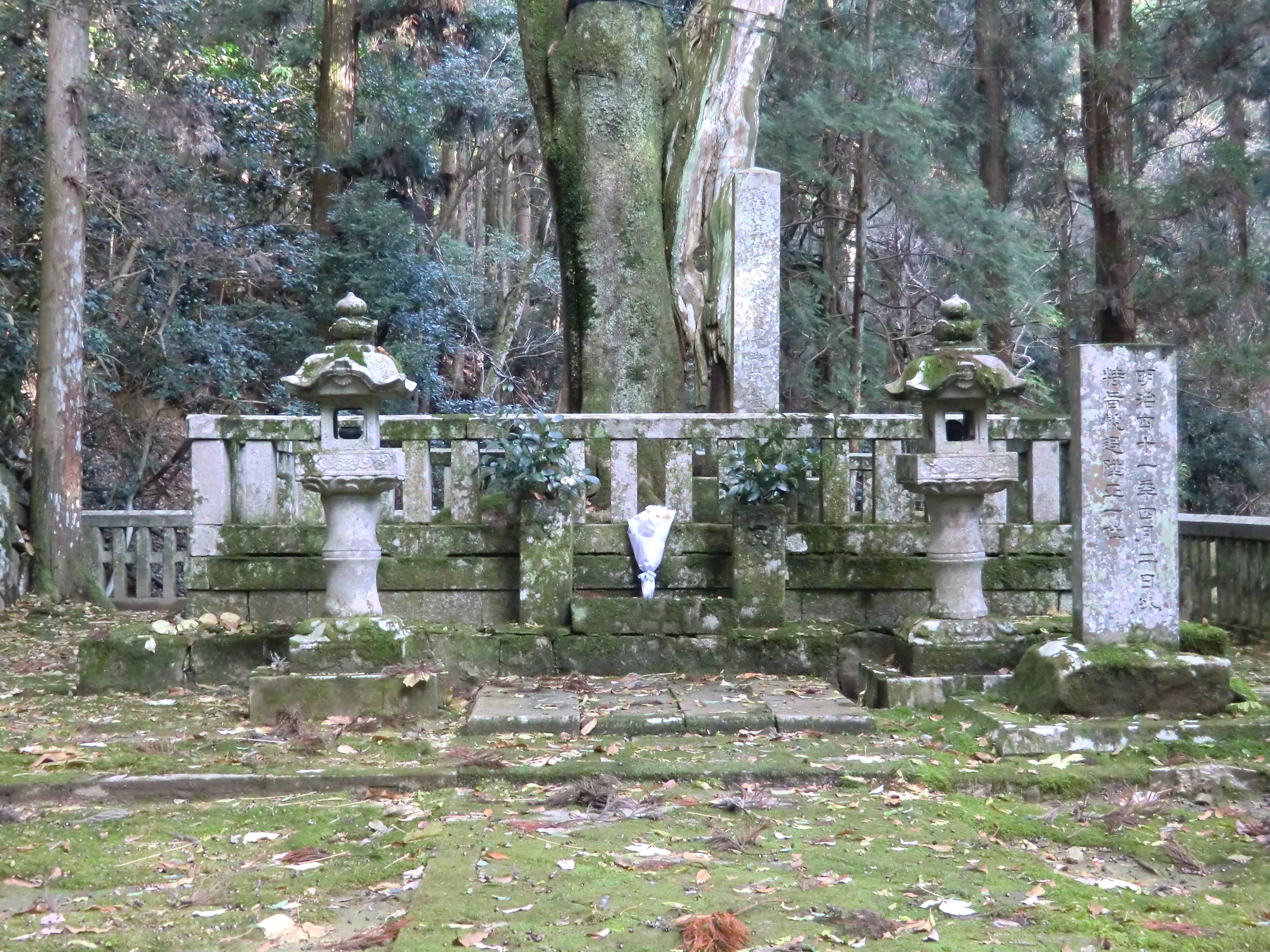 모리 모토나리(毛利元就)의 묘, 요시다 고리야마 성 유적 근처