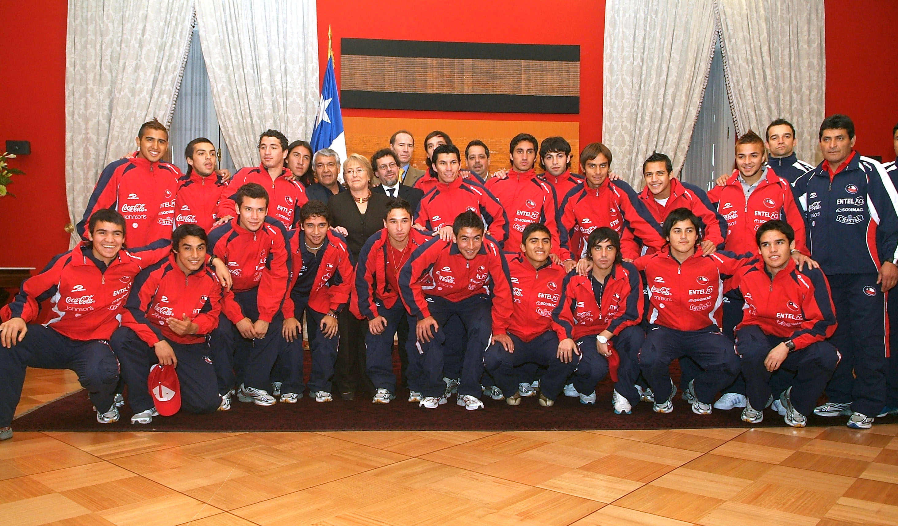2007년 칠레 U-20 대표팀 시절의 산체스 (뒷줄 오른쪽에서 두 번째)