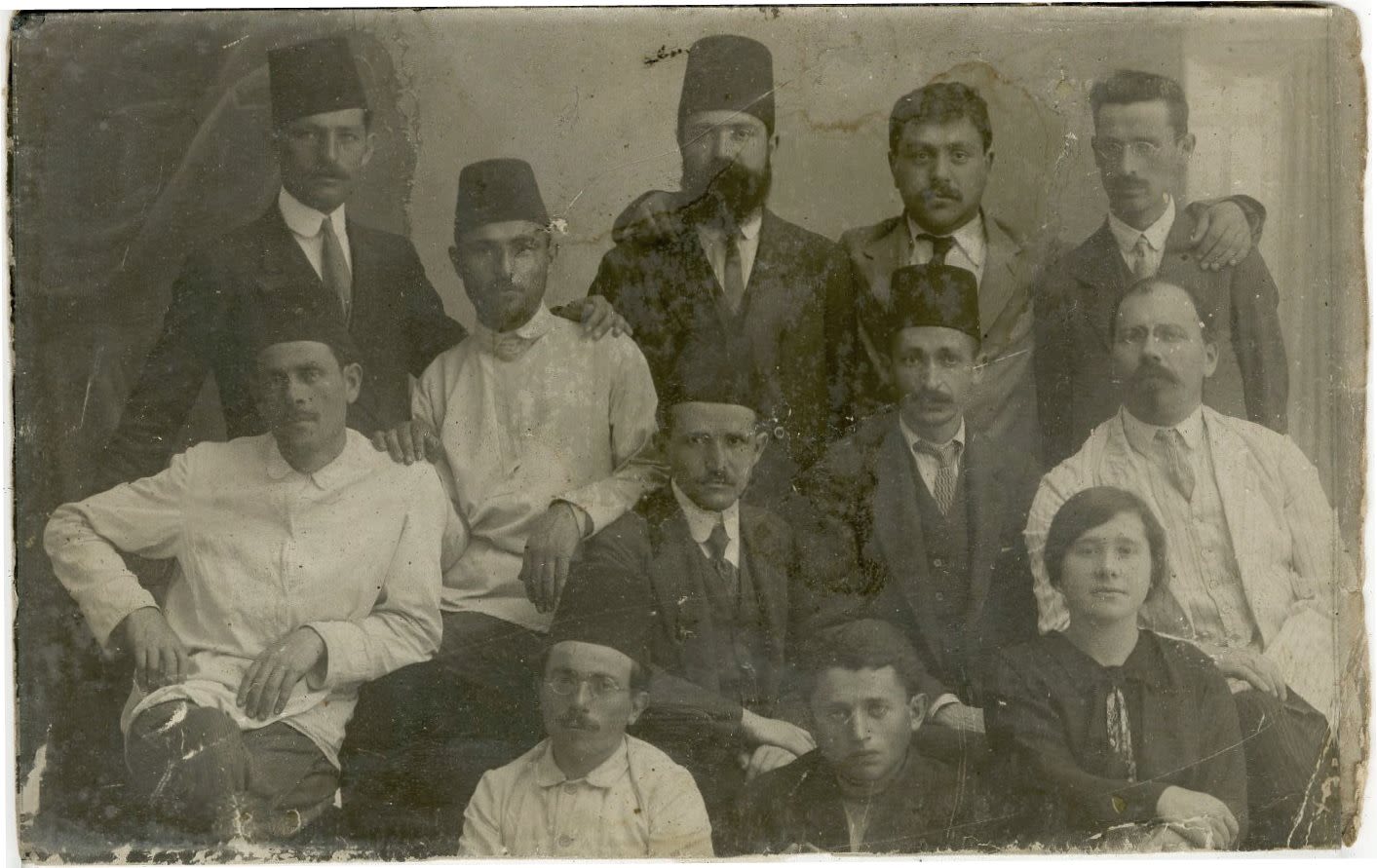 1912年頃、イスタンブールのイスタンブール大学ダル・アル=フヌン法科の学生であるダヴィド・ベン=グリオン(座席列右から3番目)と、彼の隣のイツハク・ベンツビ(座席列右から2番目)を含むユダヤ系オスマン人男性の集合写真