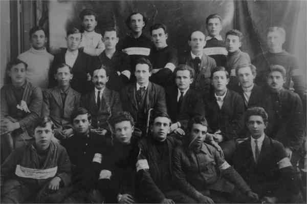 คณะกรรมการฮิสตาดรุตในปี ค.ศ. 1920 เบ็น-กูรีย็อนอยู่แถวที่ 2 คนที่ 4 จากขวา