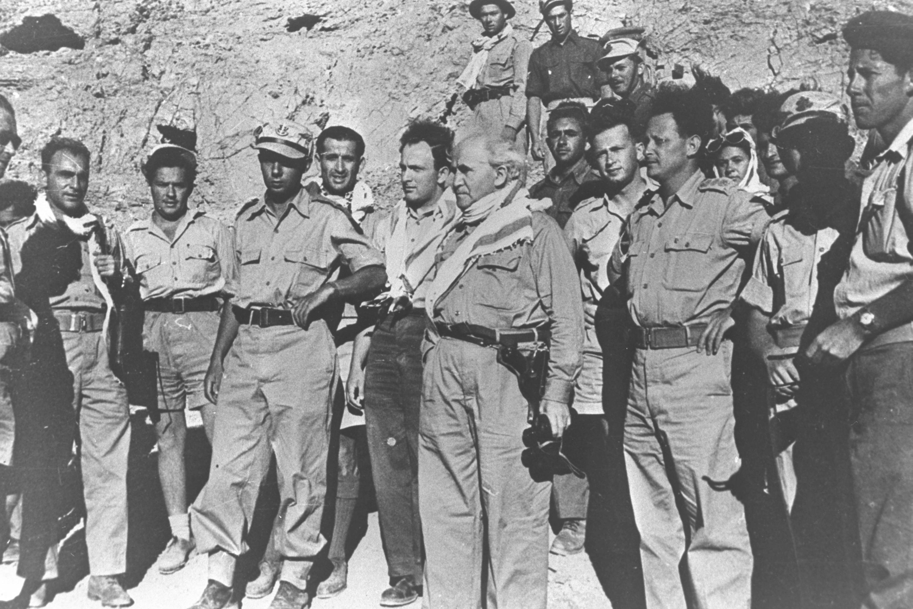 1948년 아랍-이스라엘 전쟁 당시 네게브 사막에서 이가엘 알론과 이츠하크 라빈과 함께 있는 벤구리온