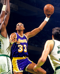 Abdul-Jabbar menentang Boston Celtics pada tahun 1980-an
