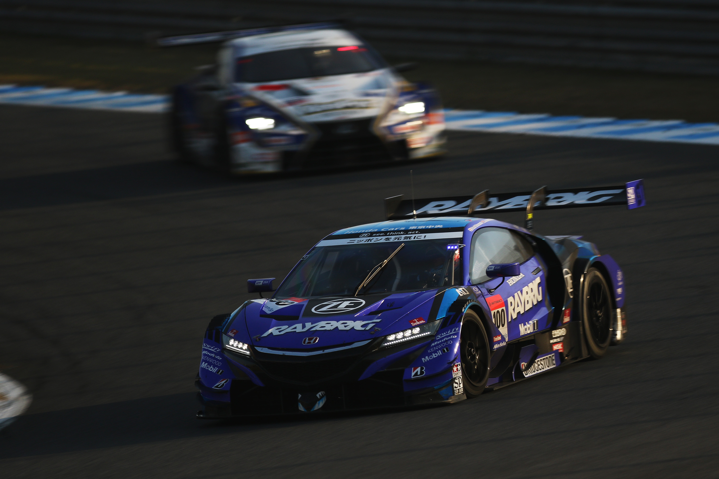 버튼과 야마모토 나오키가 2018년 슈퍼 GT 타이틀을 획득한 혼다 NSX-GT 차량