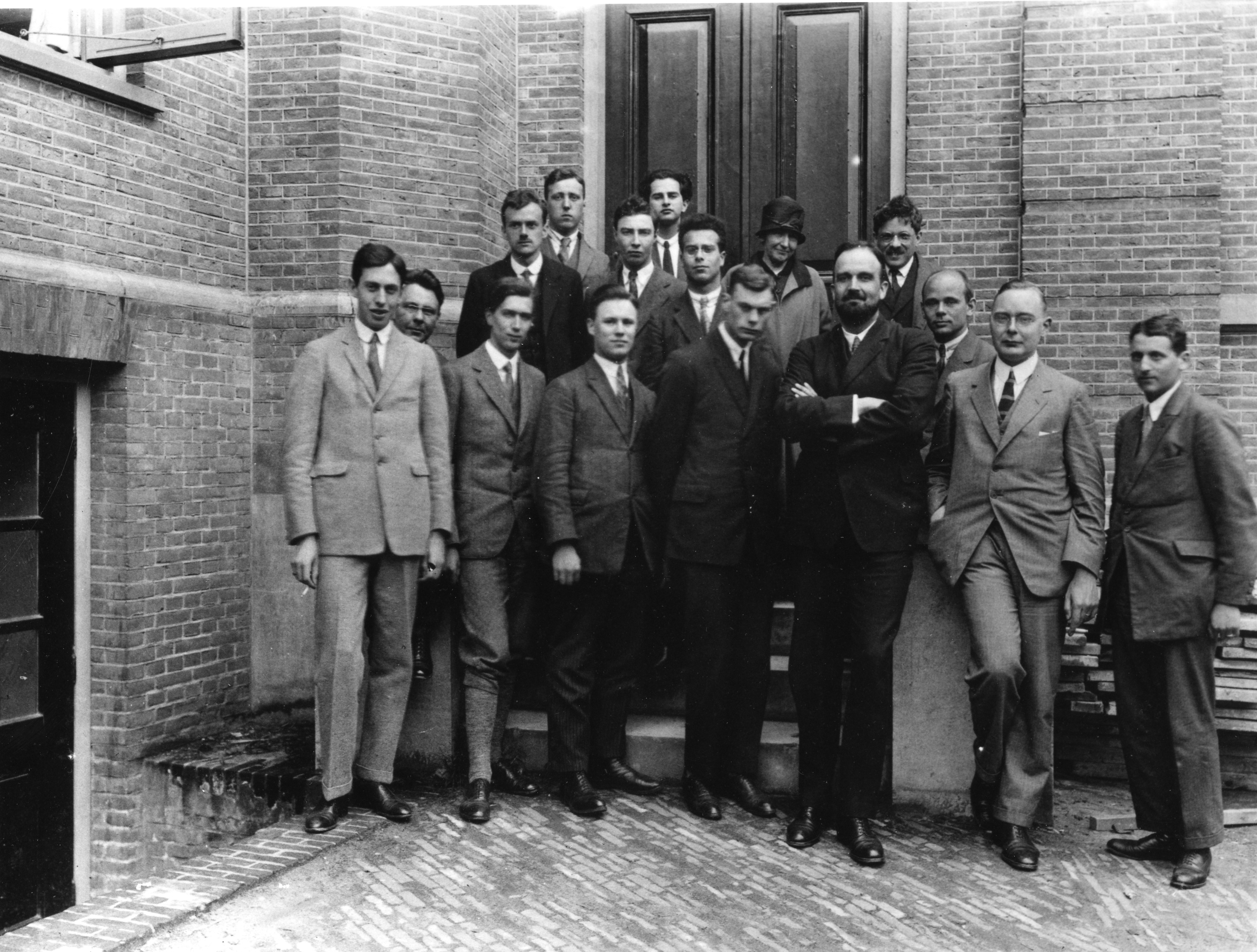 1927년 7월 네덜란드 라이덴의 헤이커 카메를링 오너스 연구소. 오펜하이머는 중간 줄 왼쪽에서 두 번째에 있다.