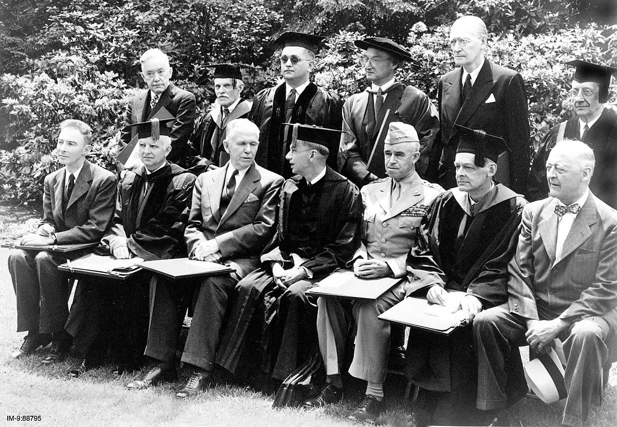 1947年6月5日、ハーバード大学名誉学位授与者たち。前列左からオッペンハイマー、アーネスト・カドマン・コルウェル、ジョージ・C・マーシャル将軍、ハーバード大学学長ジェームズ・ブライアント・コナント、オマー・ブラッドレー将軍、T・S・エリオット。