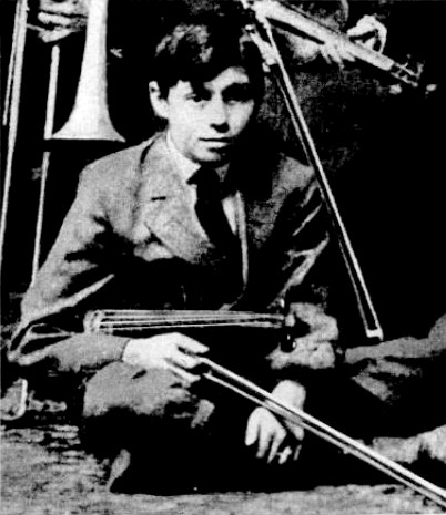 Jack Benny saat berada di band Sekolah Menengah Waukegan, 1909.