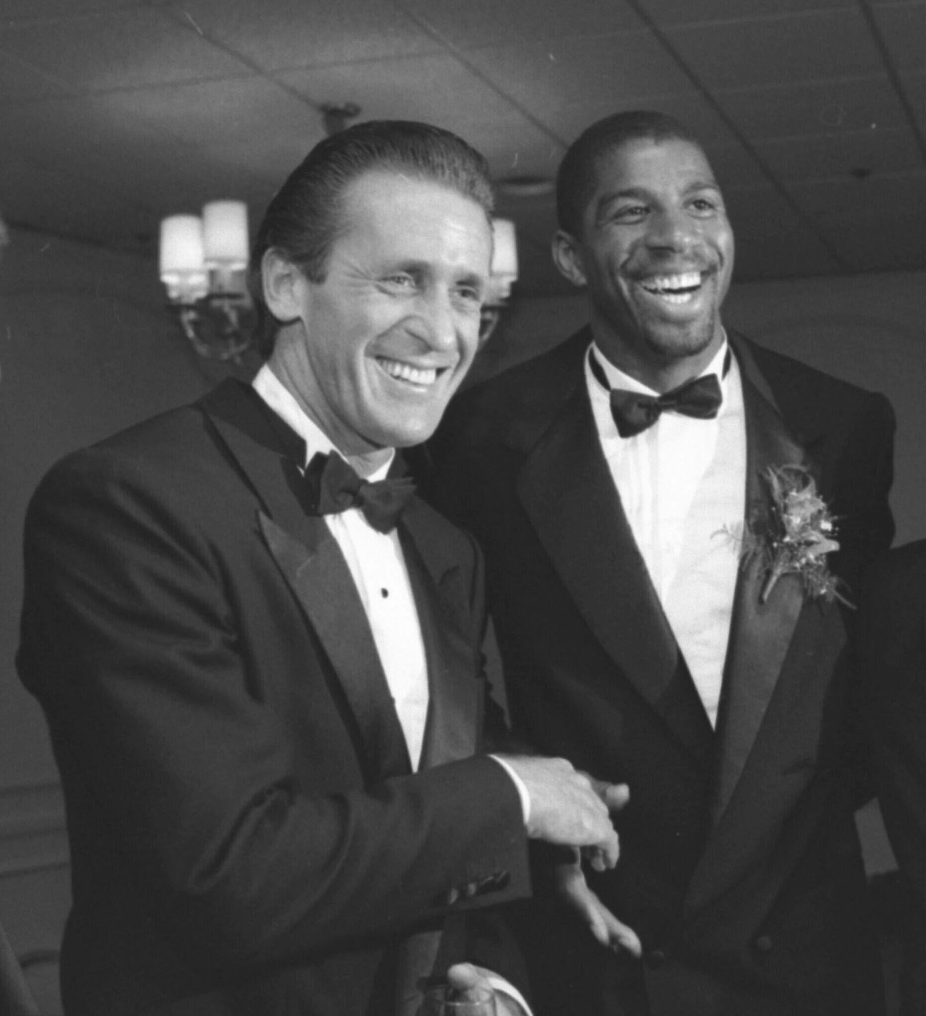 Johnson bersama ketua jurulatih Lakers Pat Riley (kiri)