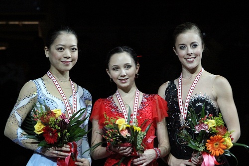 Tuktamysheva bersama peraih medali lainnya di Skate Canada 2011.