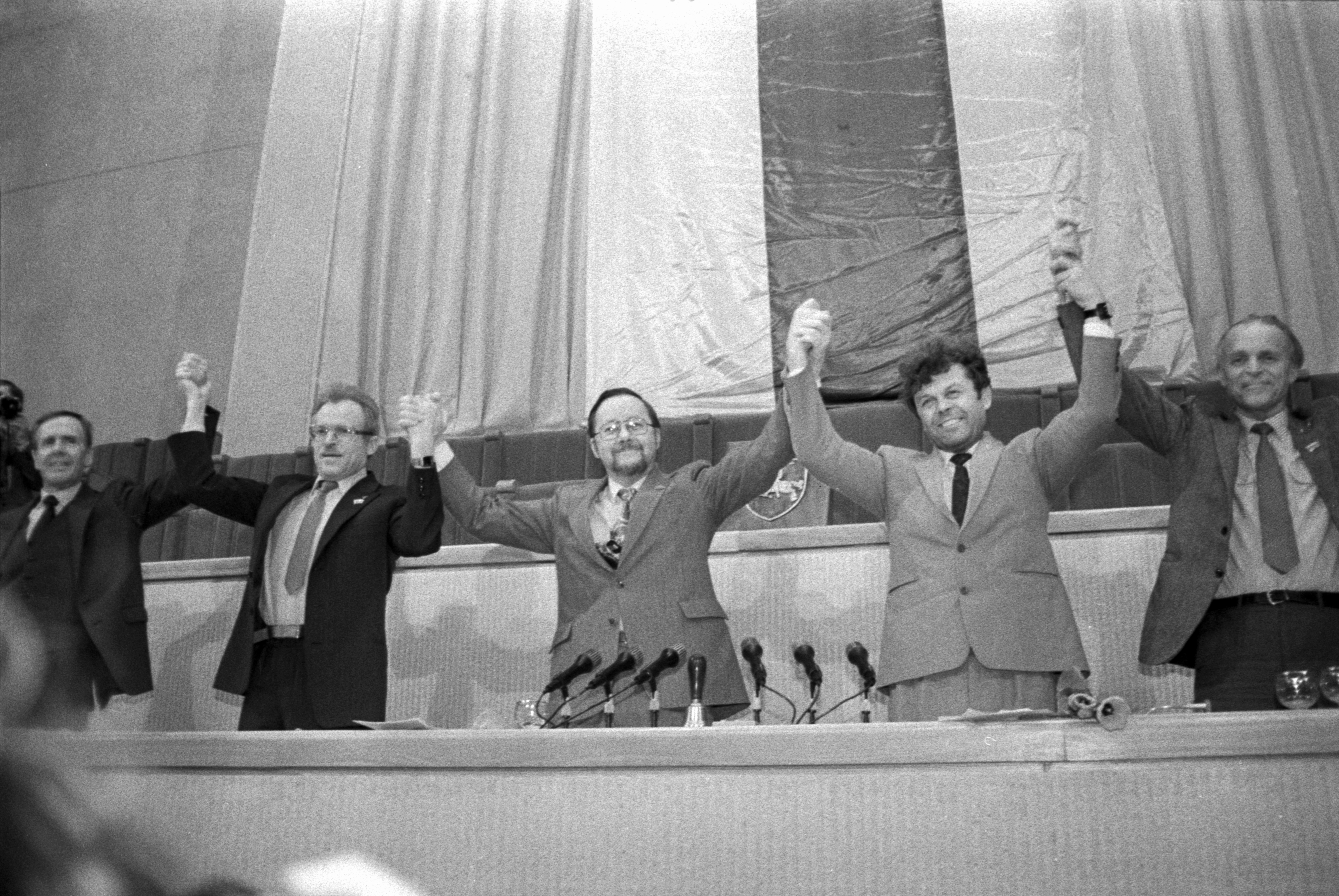 1990년 3월 11일 리투아니아 국가 재건법 공표 후 리투아니아 최고평의회 지도부 일원인 비타우타스 란츠베르기스 (가운데)