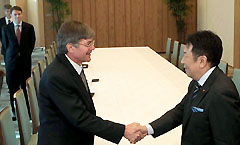 2011年1月27日、総理大臣官邸にてアメリカ国務副長官ジェイムズ・スタインバーグ(左)と