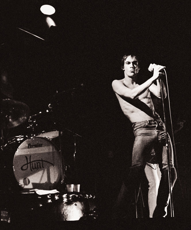 Iggy Pop이 무대에서 공연하는 흑백 사진