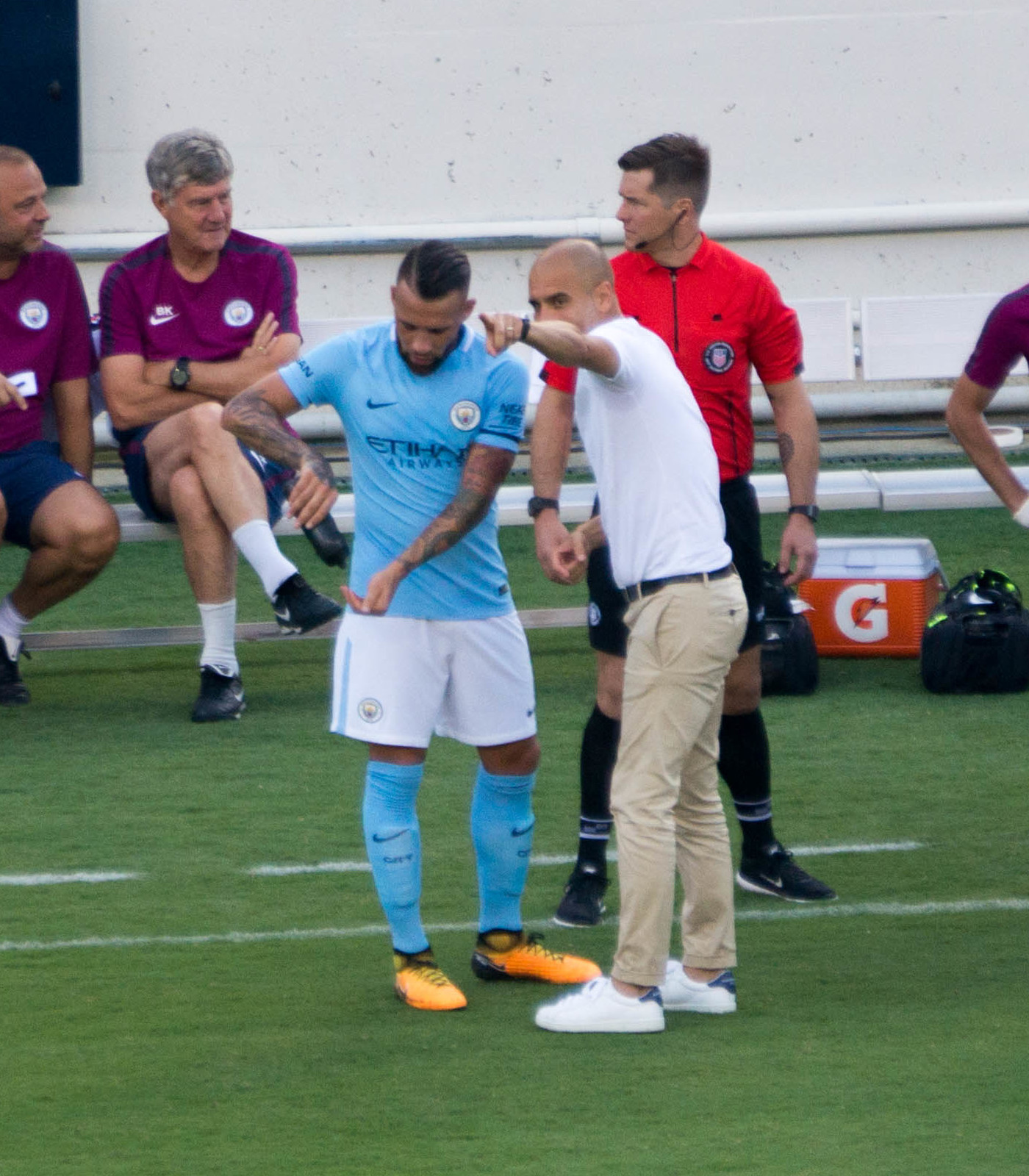 Guardiola memberikan arahan kepada Nicolás Otamendi semasa perlawanan persahabatan menentang Tottenham Hotspur dalam Piala Juara-Juara Antarabangsa 2017