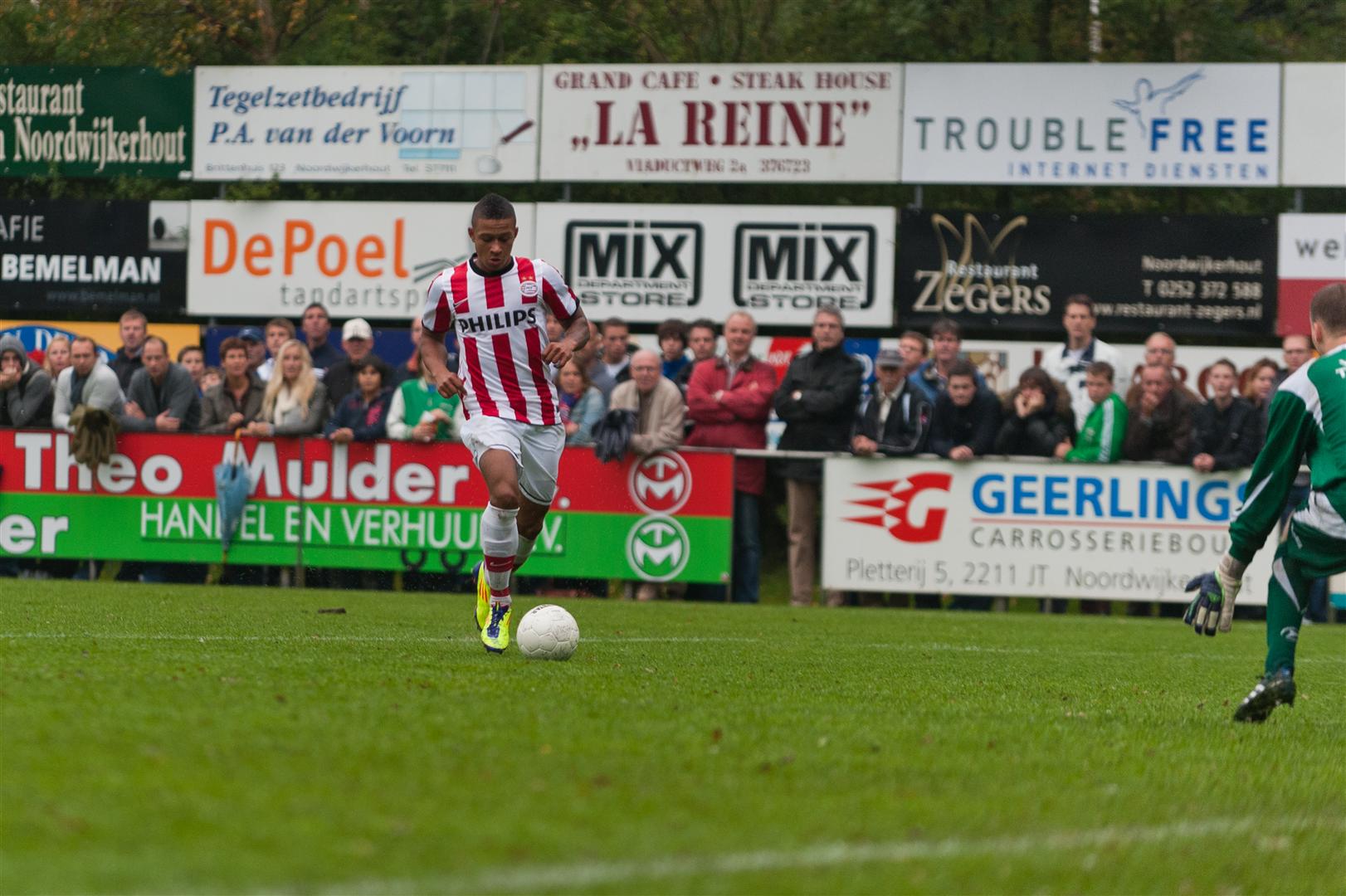 Memphis bermain untuk PSV Eindhoven pada tahun 2011.