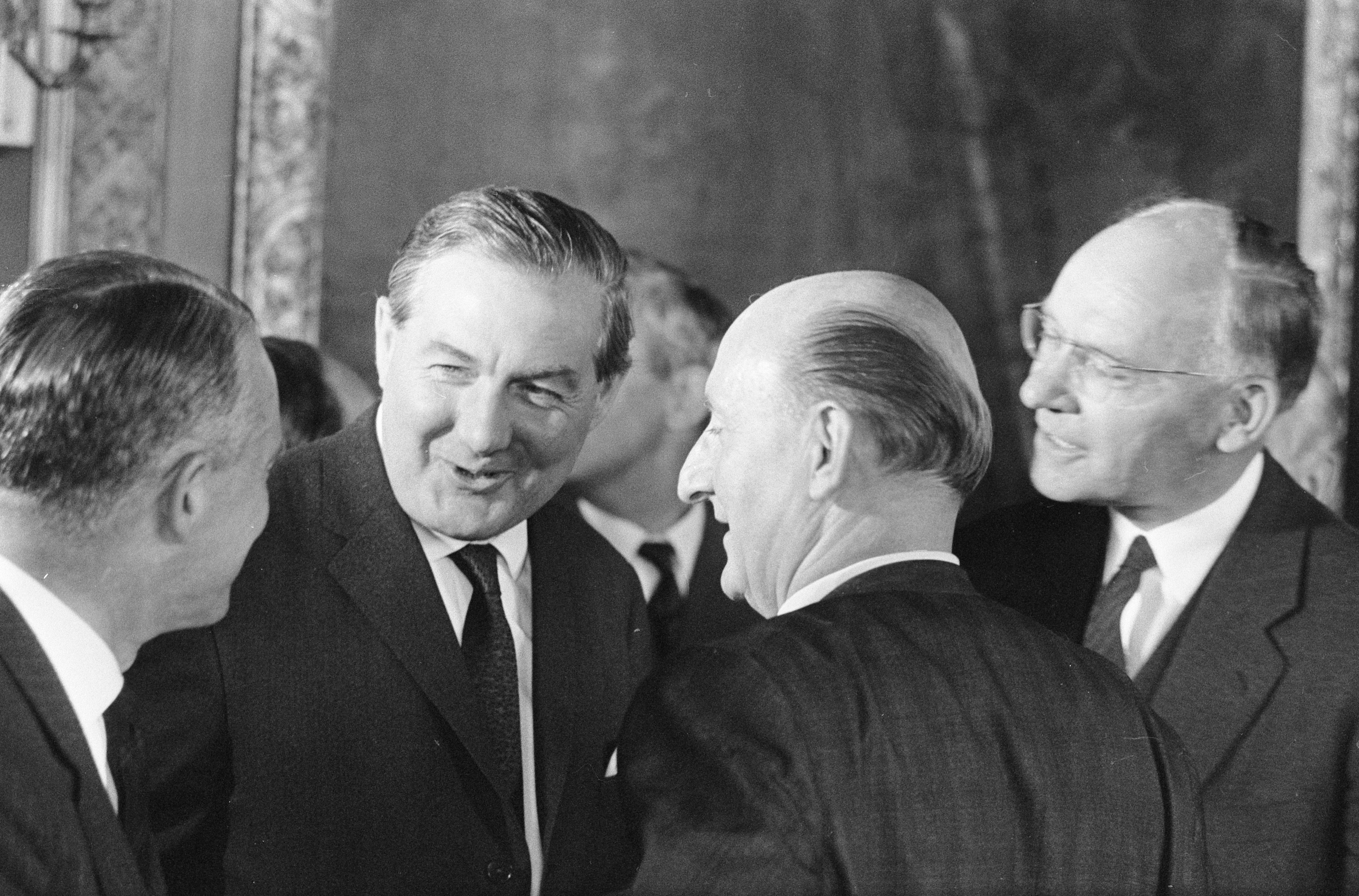 คัลลาฮาน (คนที่สองจากซ้าย) กับรัฐมนตรีว่าการกระทรวงการคลังในกรุงเฮก ปี 1966