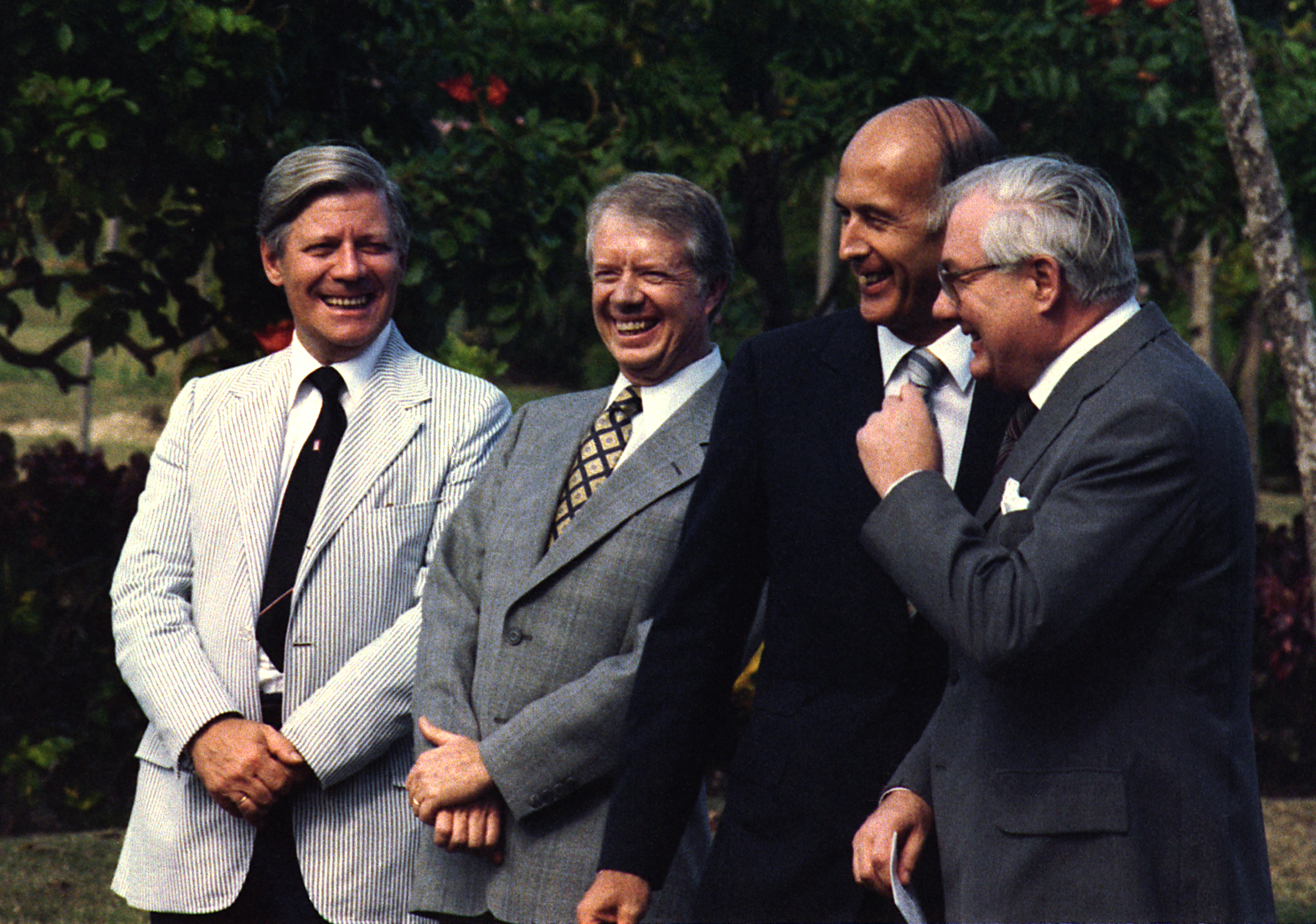 1979년 과들루프에서 헬무트 슈미트Helmut Schmidt영어, 지미 카터, 발레리 지스카르 데스탱Valéry Giscard d'Estaing영어과 함께한 캘러헌 (오른쪽)