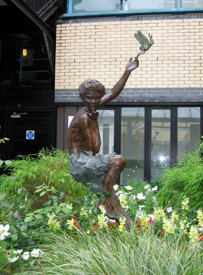 런던 그레이트 오몬드 스트리트 병원의 피터 팬 동상Peter Pan statue영어 주변 꽃밭에 캘러헌의 유해가 뿌려졌다 (2008년 촬영).