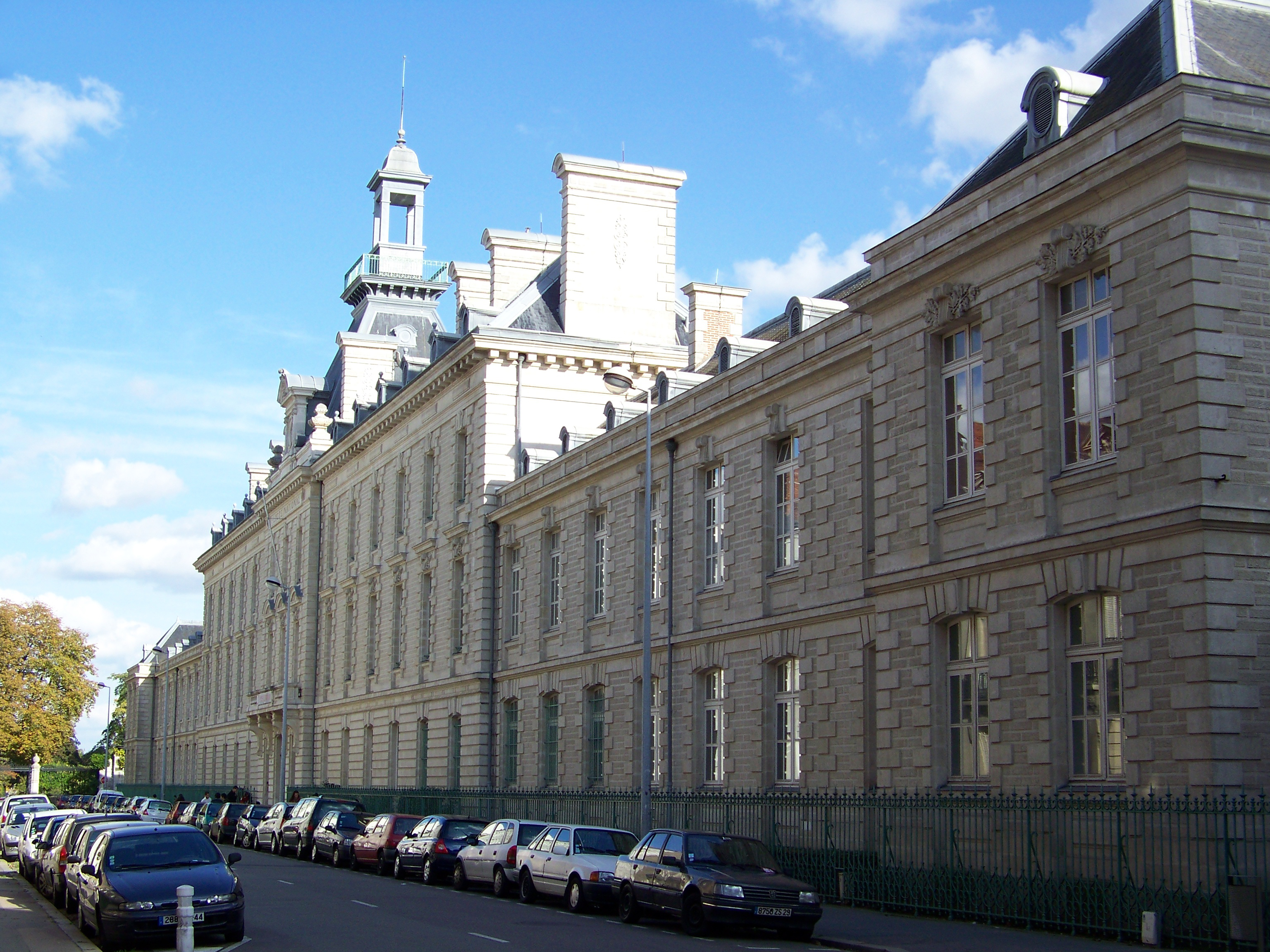 The Lycée Royal ในน็องต์ (ปัจจุบันคือลีเซ จอร์จส์-คลีมองโซ) ที่แวร์นศึกษา