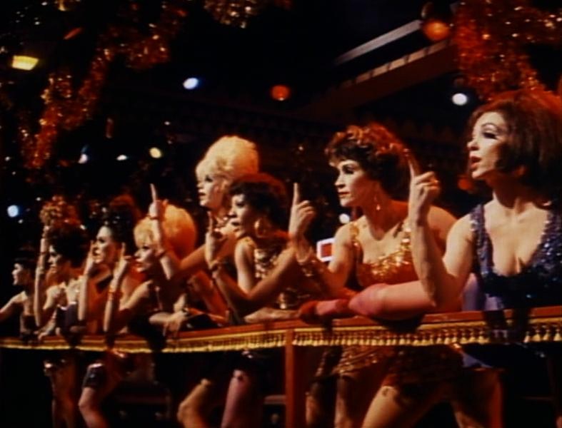 พอลลา เคลลี (คนที่สามจากขวา) และชิตา ริเวรา (คนที่สองจากขวา) ในภาพยนตร์ 《Sweet Charity》 (ค.ศ. 1969)