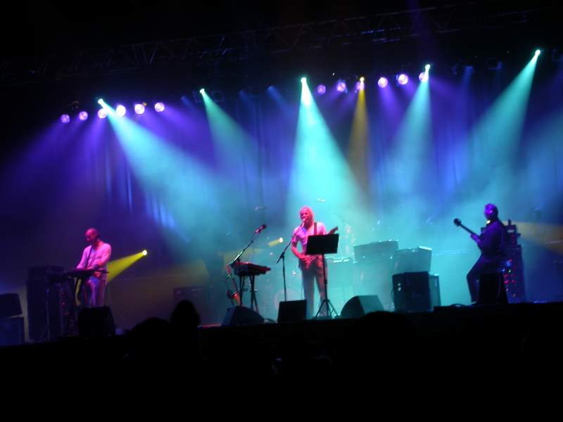 Trey Gunn, Adrian Belew, dan Fripp dari King Crimson pada tahun 2003.