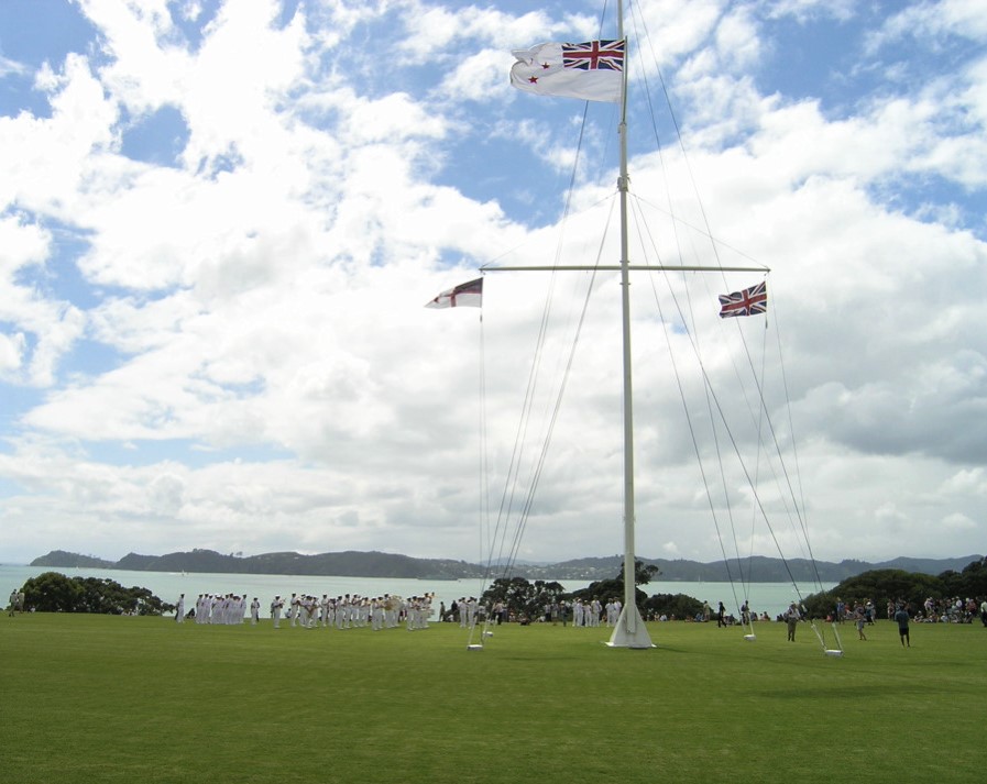 와이탕이에 있는 깃발대에 게양된 깃발들 (왼쪽에서 오른쪽으로): 뉴질랜드 연합 부족의 깃발, <a href=