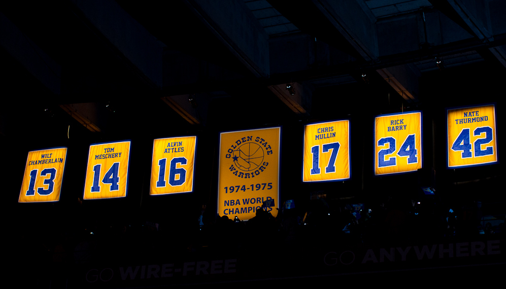 Spanduk nomor 16 Attles yang dipensiunkan tergantung di antara spanduk lainnya di Oakland Arena.