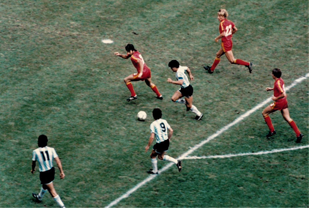 1986년 FIFA 월드컵 준결승전에서 디에고 마라도나를 막으려는 헤러츠