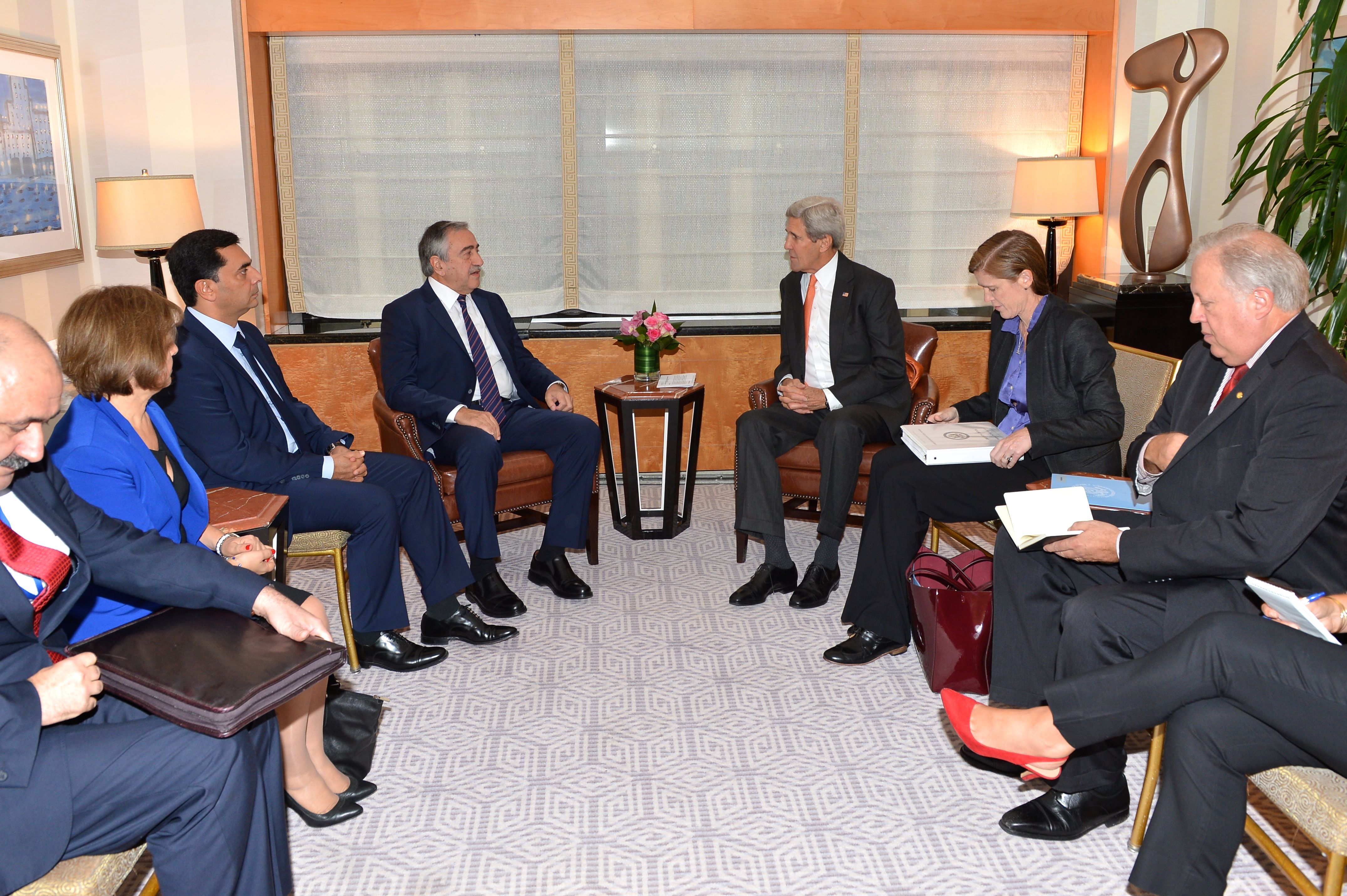 Mustafa Akıncı với Ngoại trưởng Hoa Kỳ John Kerry, ngày 2 tháng 10 năm 2015