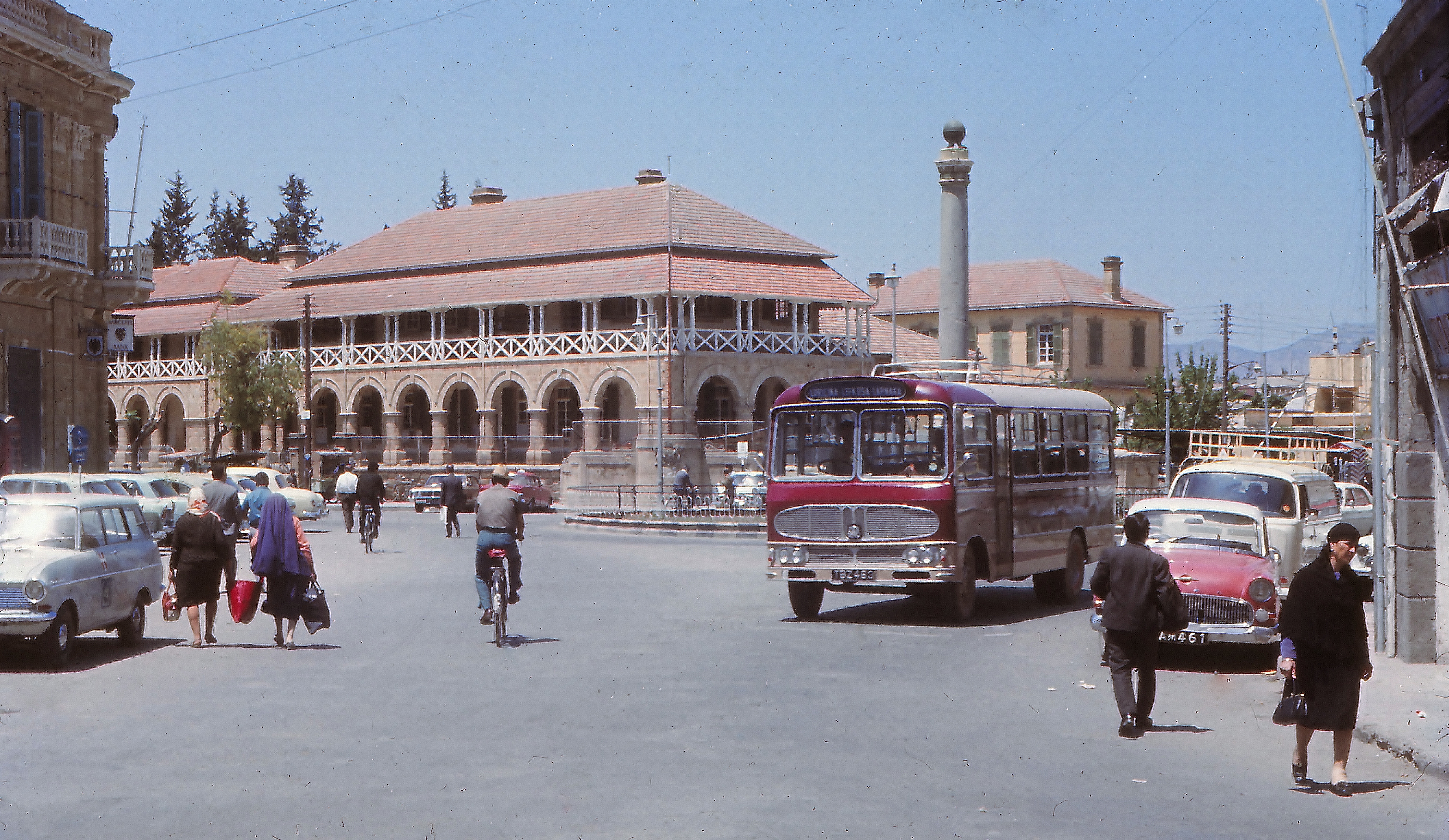 Quảng trường Sarayönü ở Bắc Nikosia vào năm 1969, sau khi thành phố bị chia cắt