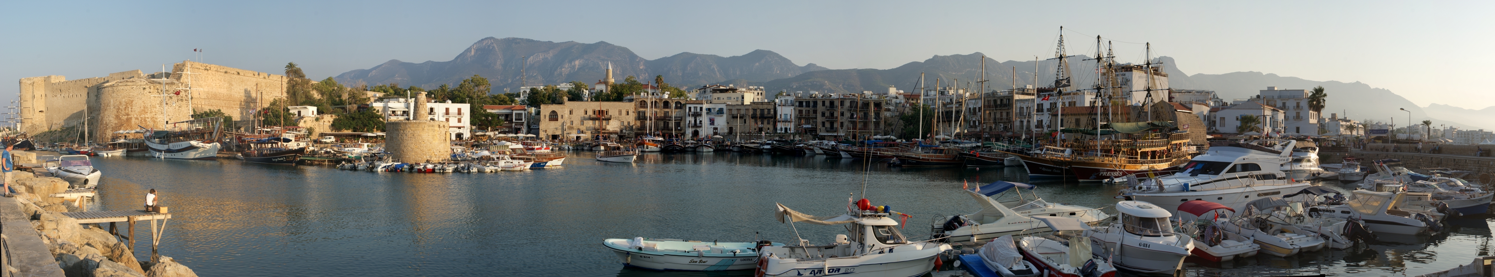 Toàn cảnh Cảng Kyrenia, với Lâu đài Kyrenia thời Cộng hòa Venezia ở phía xa bên trái, và Dãy núi Kyrenia ở phía sau