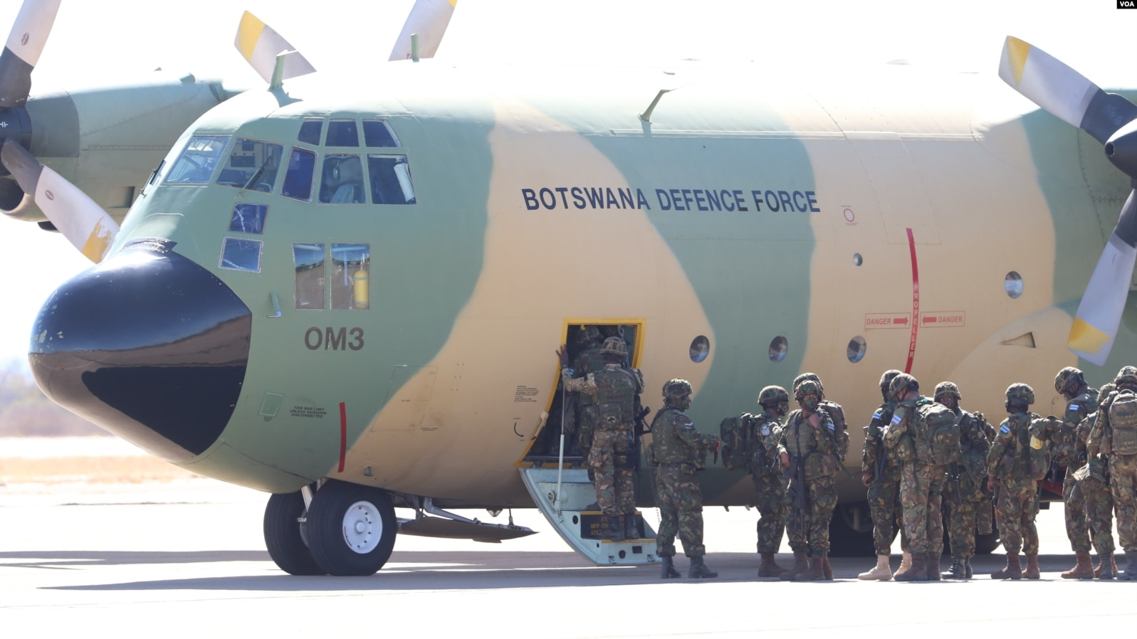 Askar Botswana menaiki pesawat Angkatan Pertahanan Botswana menuju ke Mozambique pada Julai 2021.