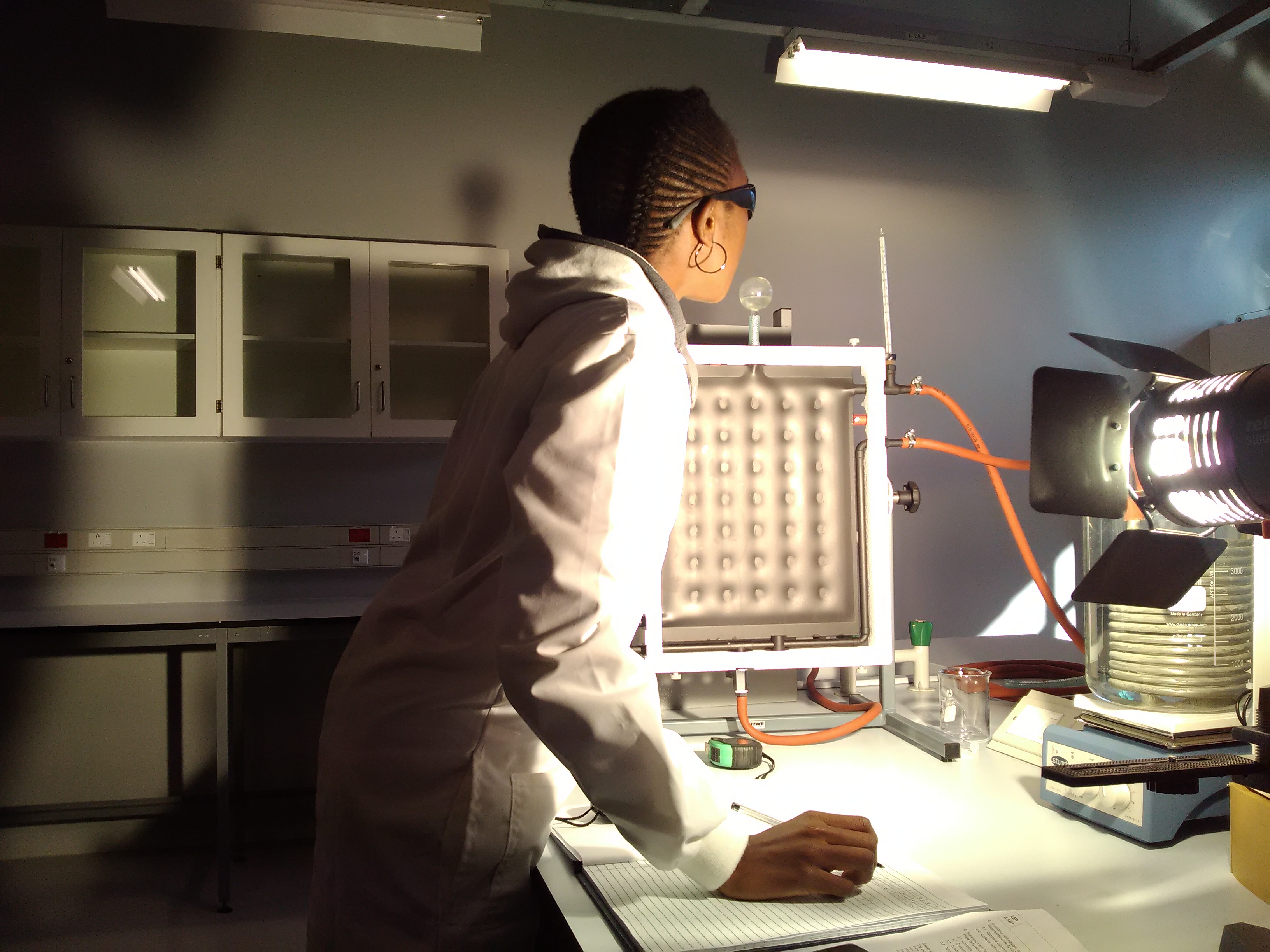 Ahli fizik di makmal Universiti Sains dan Teknologi Antarabangsa Botswana