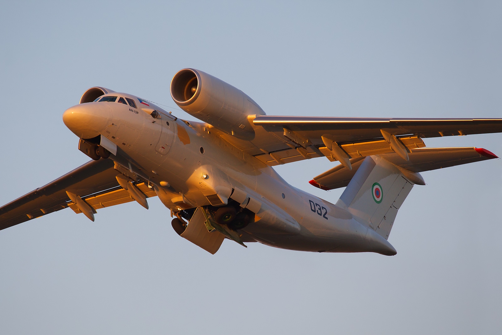이륙 중인 적도 기니 공군의 An-72P 항공기