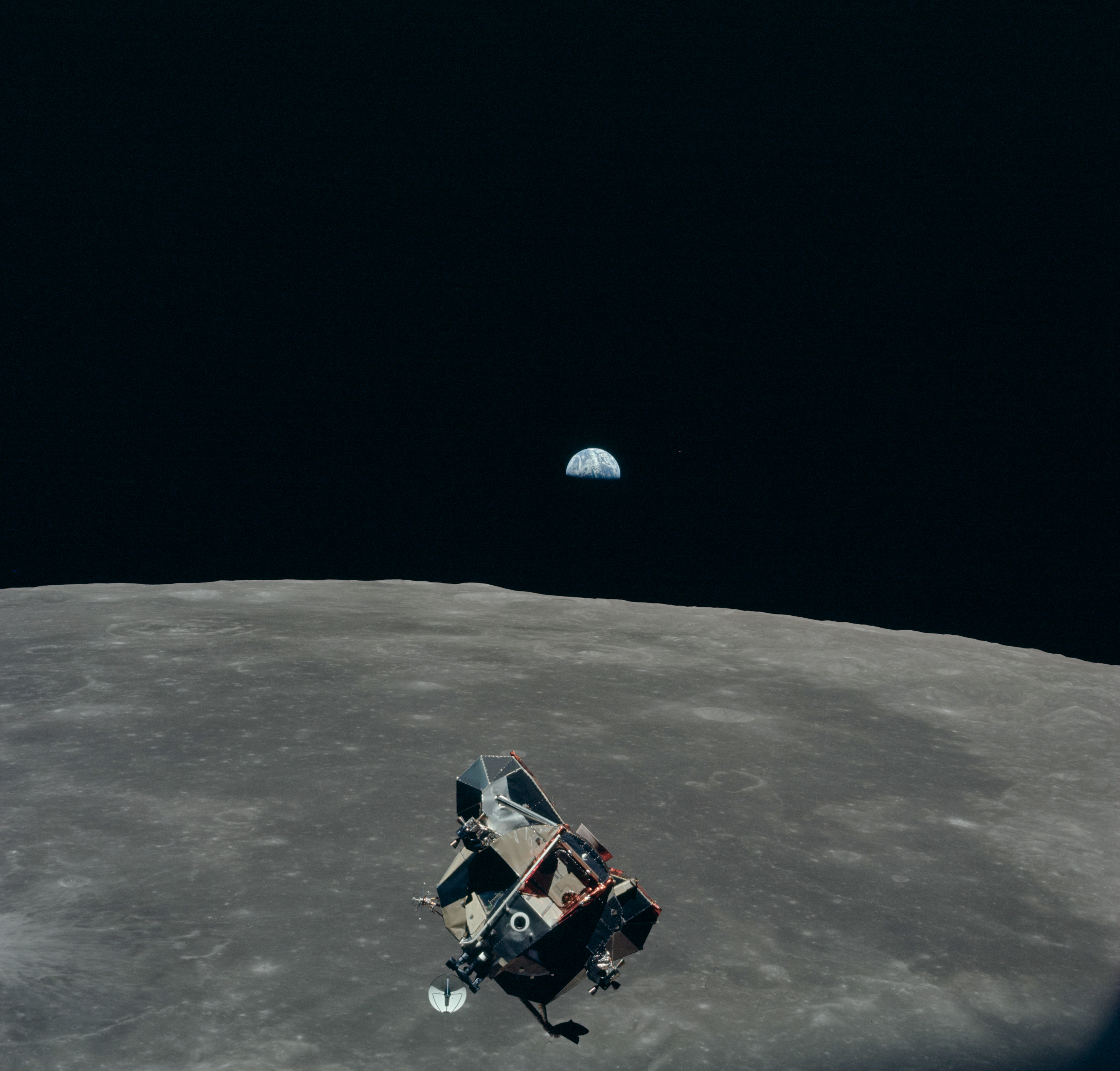 Eagle di orbit di atas Bulan, gambar oleh Michael Collins.