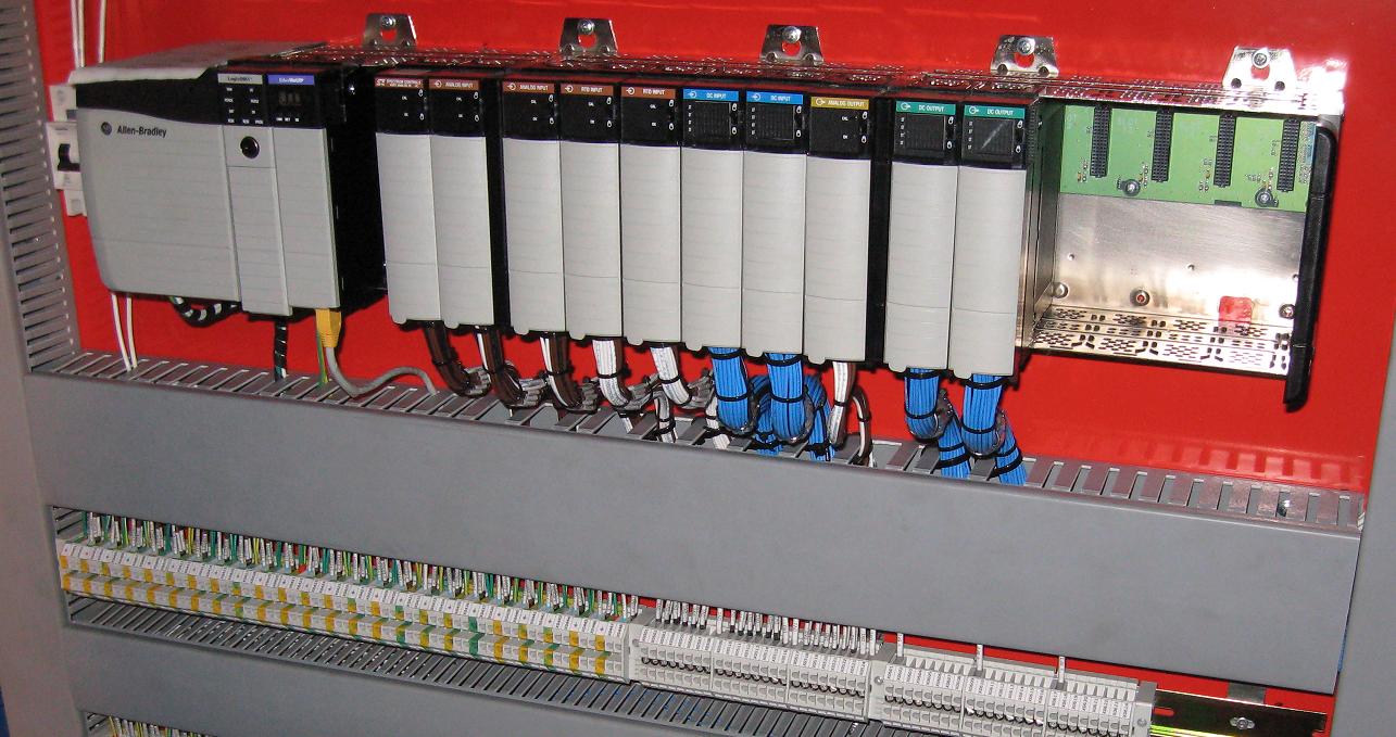 EtherNet/IP 모듈, 디지털 및 아날로그 입출력을 포함하고 일부 슬롯이 비어 있는 모듈형 PLC