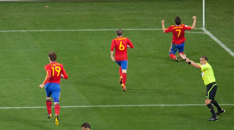 2010년 FIFA 월드컵에서 스페인의 골을 축하하는 요렌테 (맨 왼쪽), 안드레스 이니에스타, 다비드 비야