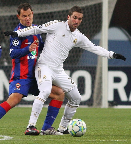 2012년 2월 CSKA 모스크바와의 UEFA 챔피언스리그 경기 중 이과인