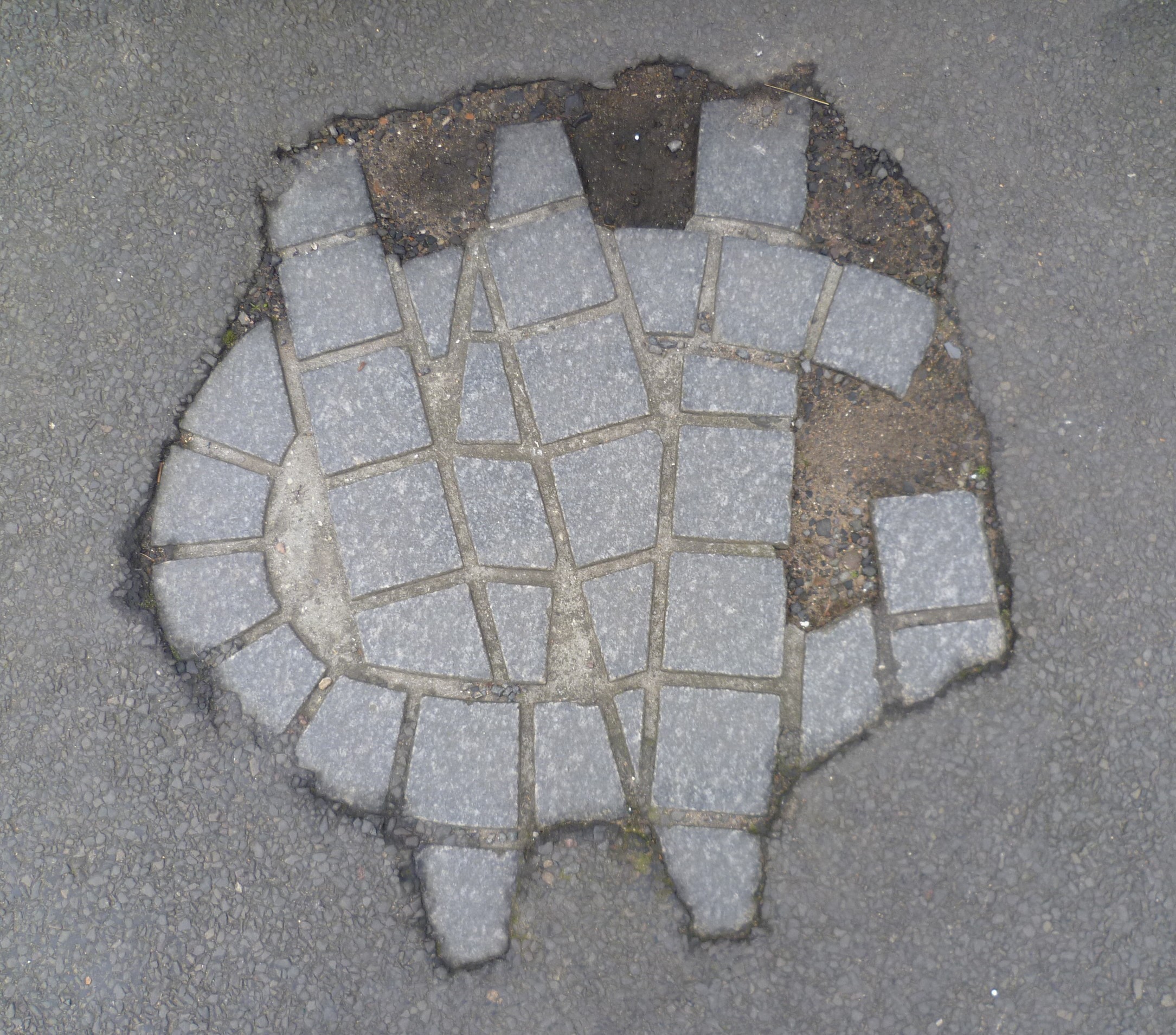 위샤트의 처형 장소에 있는 그의 이니셜